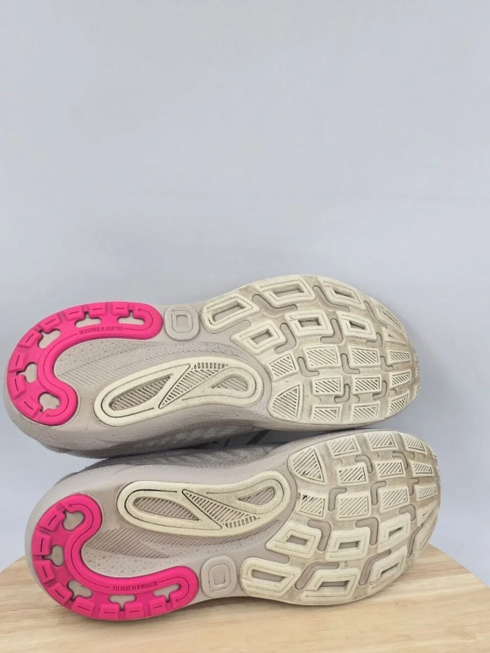 Brooks Adrenaline GTS 24 Womens Coconut Pink Running Athletic Shoes sz 8.5B